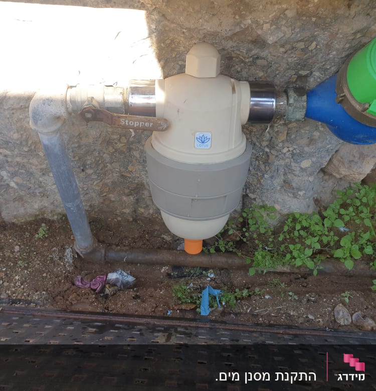 צנרת מים עם מסנן ומחבר מתכת